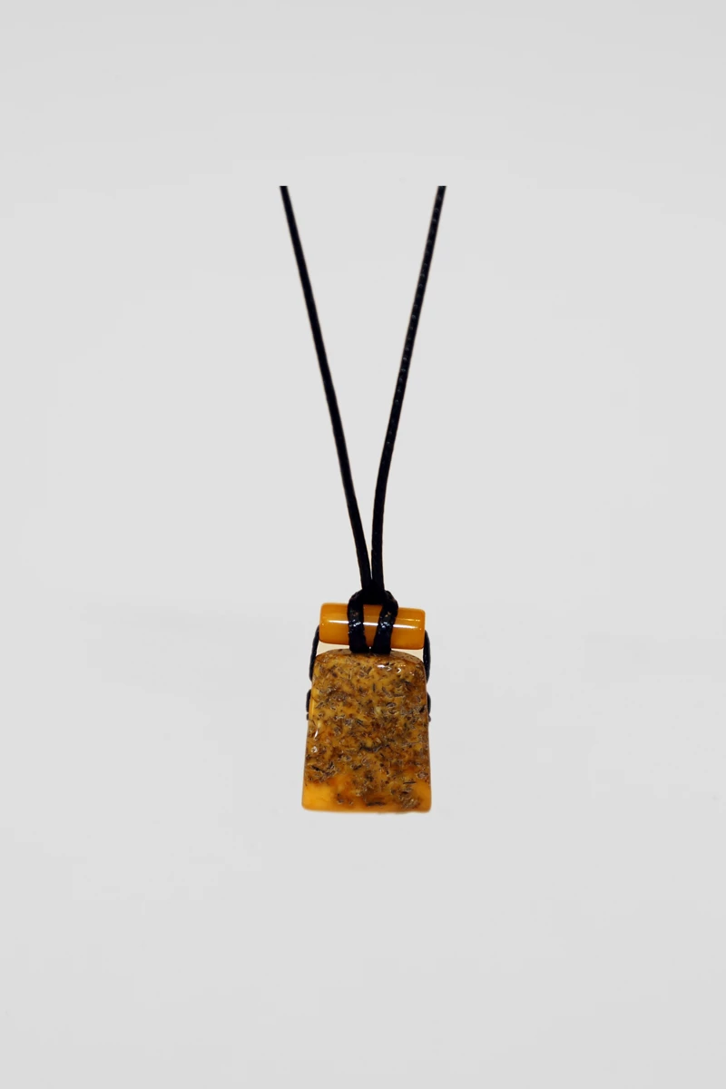 Pandantiv chihlimbar natural,  snur negru cerat-AW1021